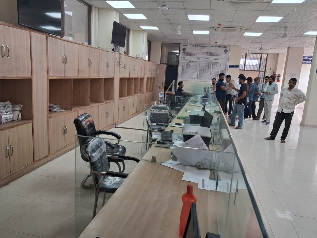 27 सफीदों 3, 4दोपहर के करीब 2:30 बजे खाली पड़ी सभी कर्मचारियों की कुर्सियां व दूसरी तरफ पंजीकर