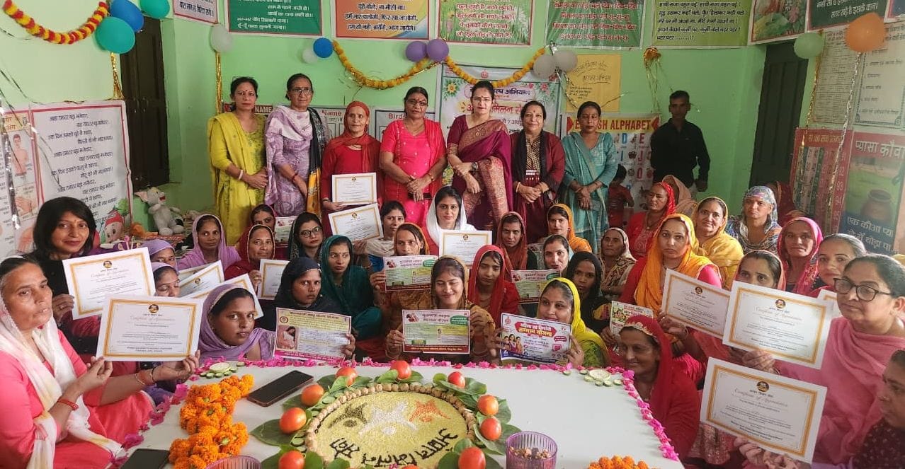 27जेएनडी33: बनिया खेड़ा में महिलाओं को प्रमाण पत्र देकर सम्मानित करते हुए सीडीपीओ सुलोचना कुंडू