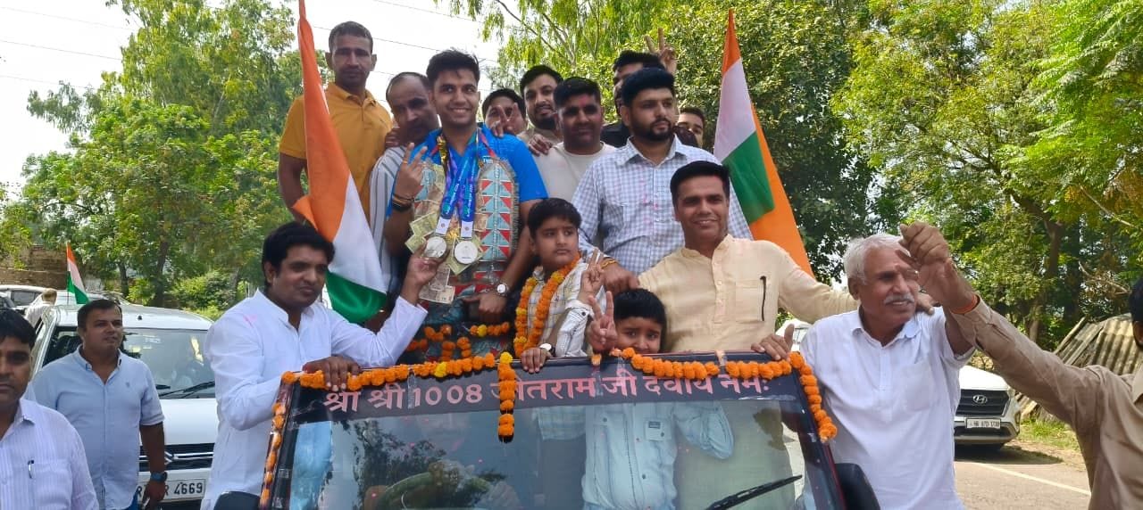 27जेएनडी36: हिमांशु ढिल्लों को जींद से खुली जीप में बैठाकर ढोल नगाड़ों के साथ डाहौला गांव में ल
