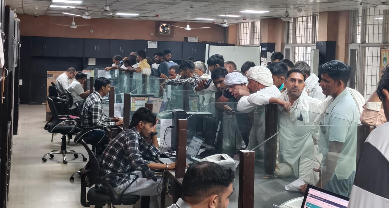 27उचाना01 : उचाना ई दिशा केंद्र में फसल पंजीकरण करते कर्मचारी व लगी किसानों की लाइन। संवाद