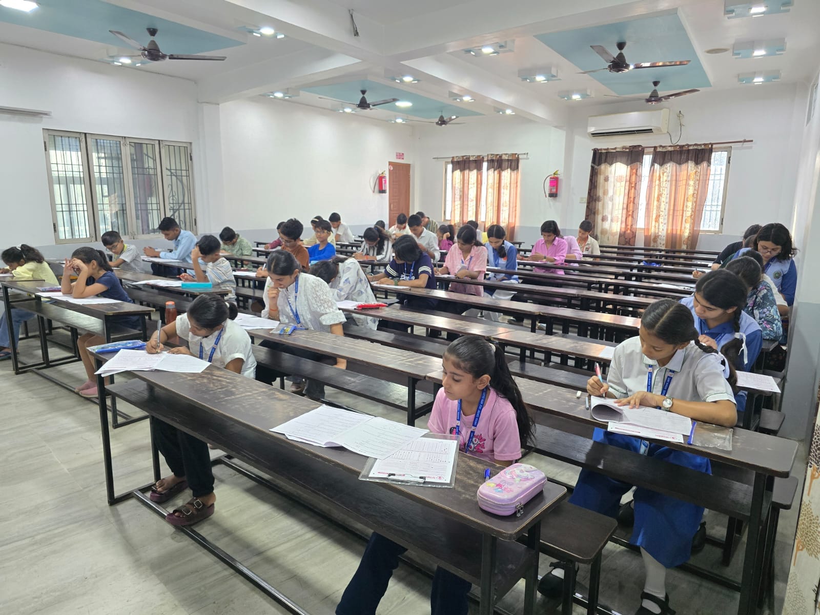 62-दिशा करियर इंस्टीट्यूट में विज्ञान विषय की ओलंपियाड परीक्षा देते विद्यार्थी - संवाद