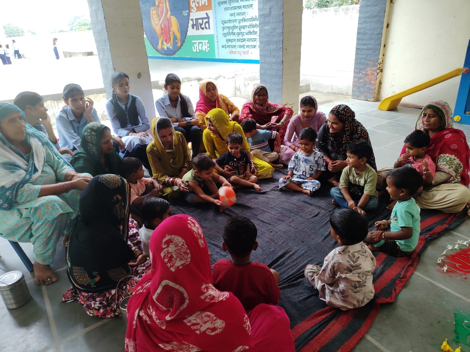 आंगन मिलन सेवा  कार्यक्रम में जागरूक करते विशेषज्ञ। विज्ञप्ति