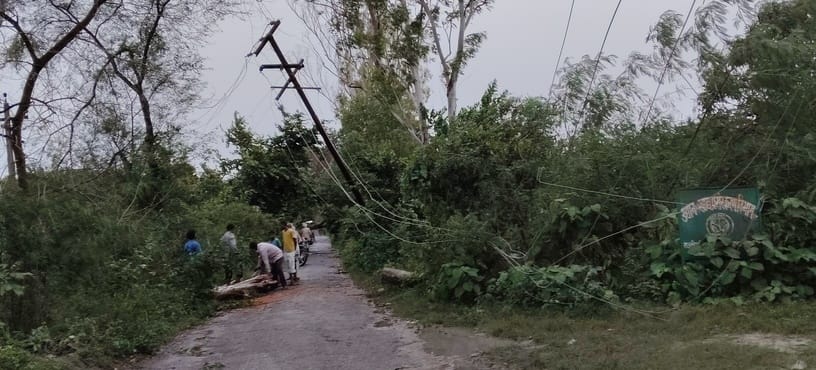 आईटीआई कॉलेज के सामने से भुजहीं – घरोहीया मोड़ को जाने वाले मार्ग पर गिरे पेड़ों को काटते ग्राम