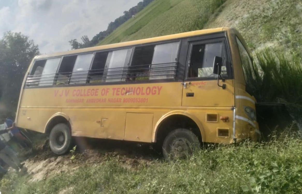 आलापुर के मोलना रसूलपुर के निकट लिंक मार्ग पर सोमवार सुबह करीब आठ बजे अनियंत्रित होकर सड़क से न