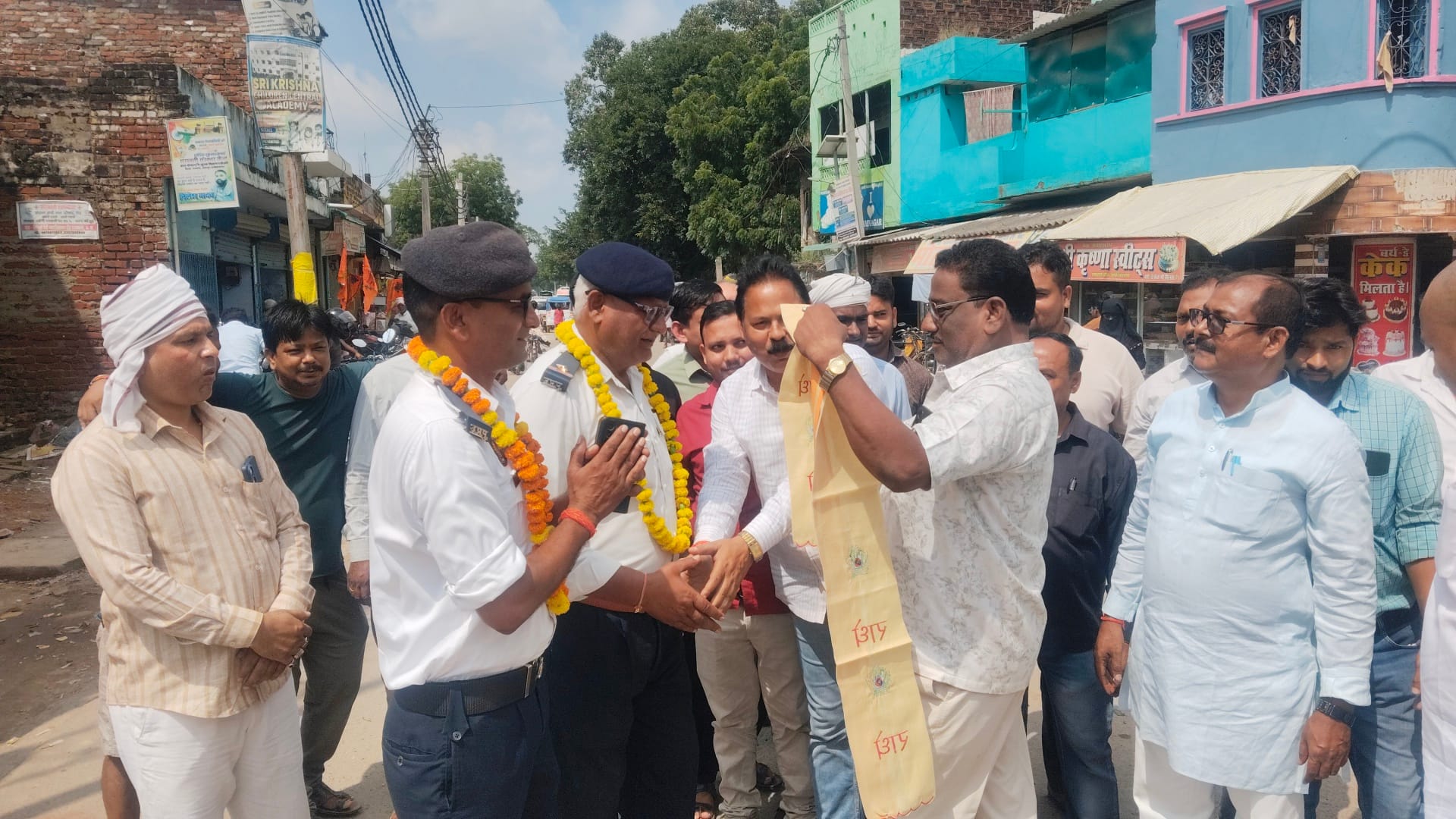 आलापुर क्षेत्र के रामनगर बाजार में यातायात पुलिस की तैनाती होने पर सोमवार को सिपाहियों का स्वाग