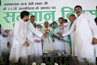 अभय चौटाला को हल भेंट करते मेवात के नेता