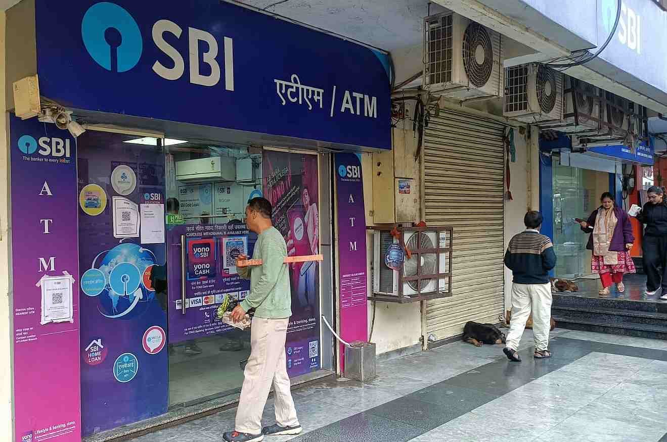 अल्मोड़ा में रविवार को खुला रहा एसबीआई बैंक। संवाद