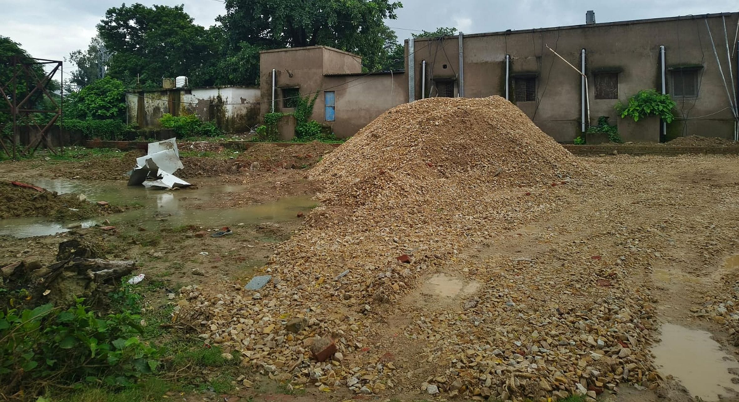 अमेठी रेलवे स्टेशन के गेट नंबर दो पर पार्किंग के लिए आरक्षित जमीन।-संवाद