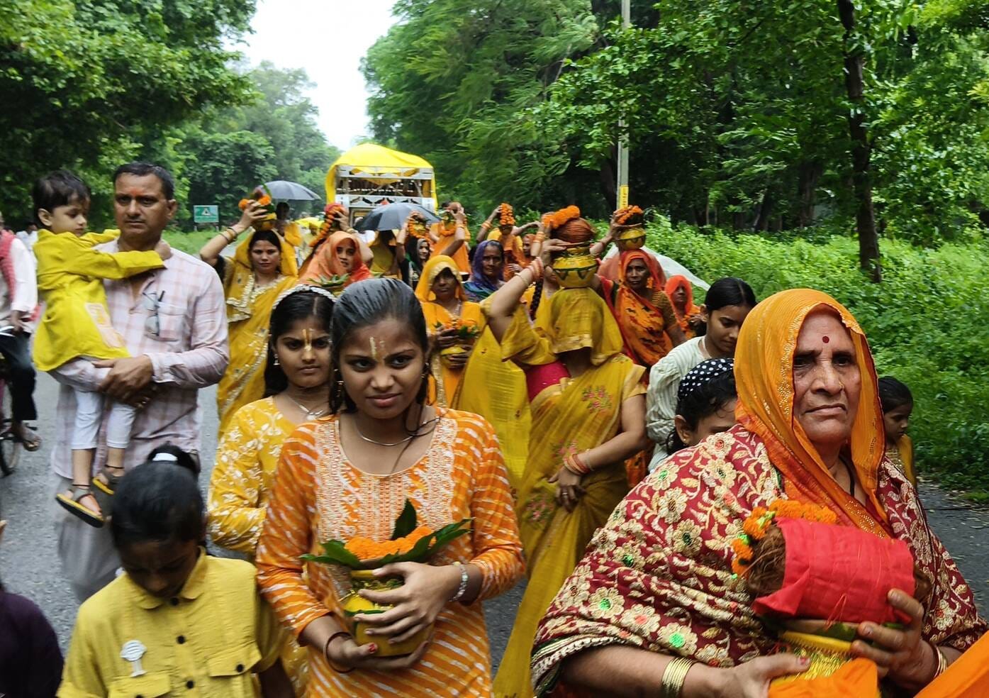 अमवां माफी, सुमेरीपट्टी में  निकाली गई कलश यात्रा।स्रोत संगठन