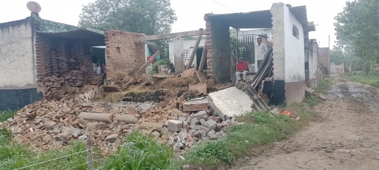 अनूपशहर क्षेत्र के गांव गांव दुगरऊ में गिरी मकान की दीवार व छत। संवाद