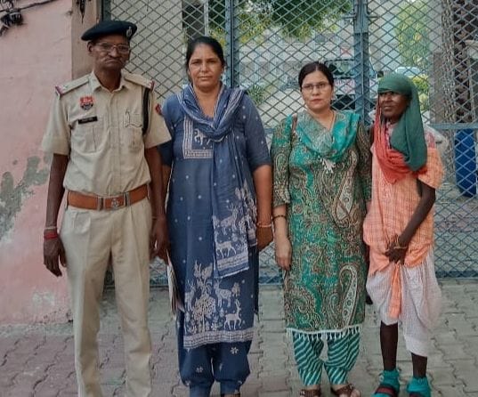 असहाय महिला के साथ पुलिस व अन्य
