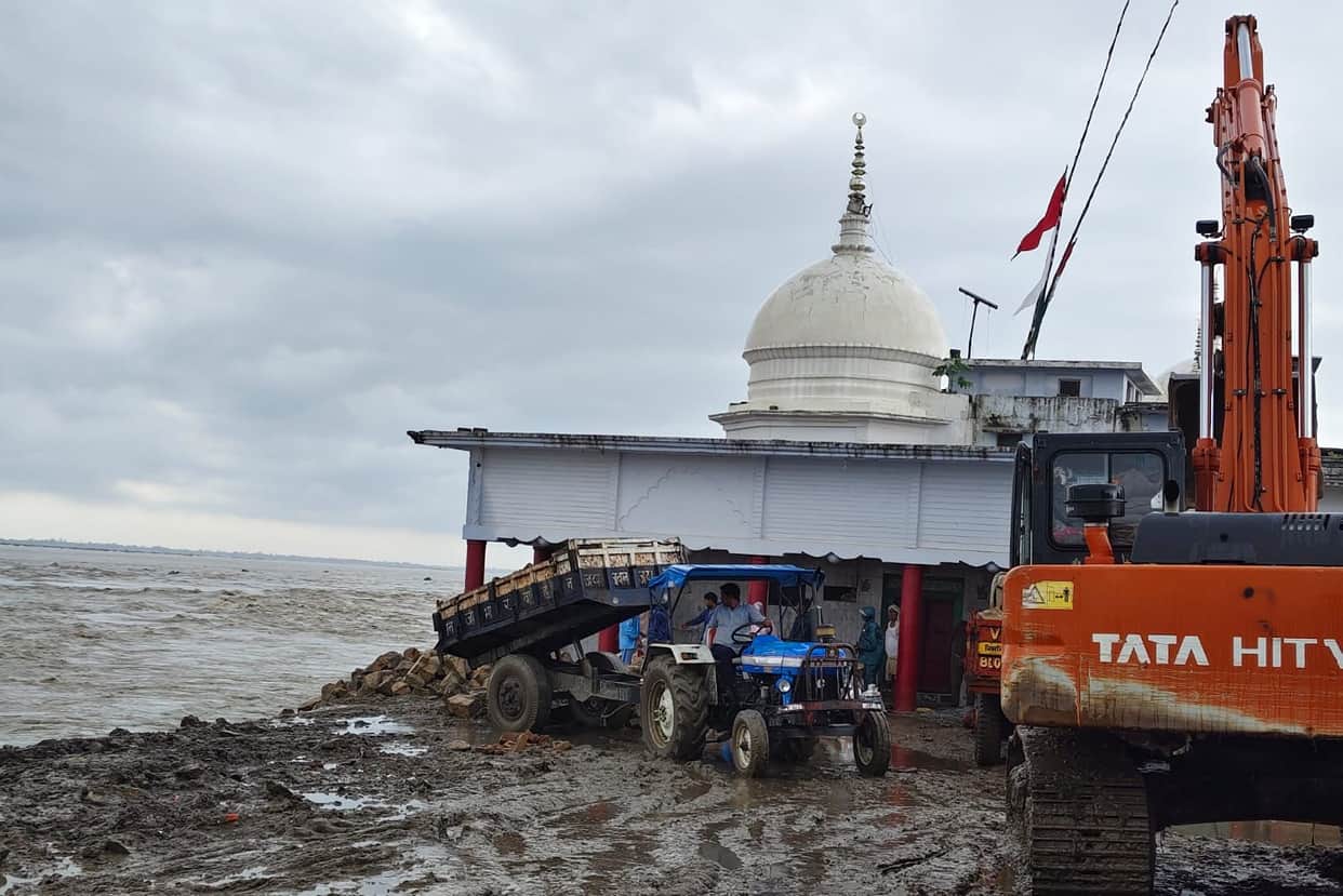 Mosque and 15 houses submerged in the Saryu; Baba Narayan Dham also beginning to erode.
