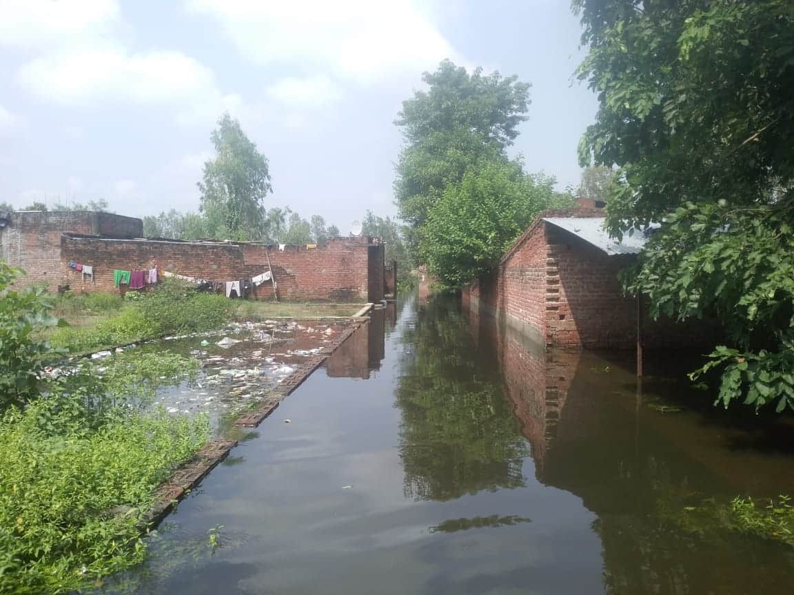 Encroachment on the culvert caused dirty water to enter homes; crops were also submerged.