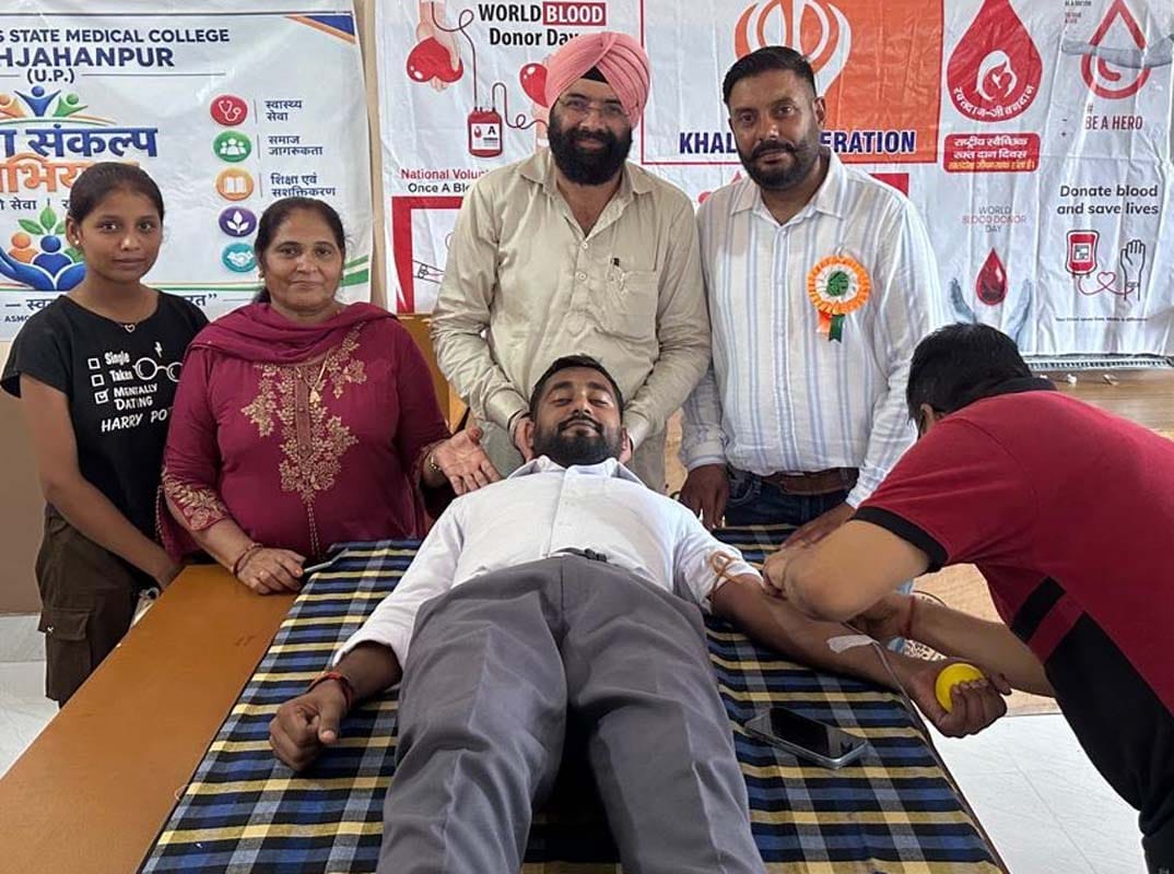 बंडा के शहीद भगत सिंह इंटर कॉलेज में रक्तदान करते लोग। संवाद