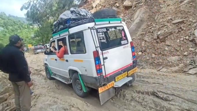 बागेश्वर-गरुड़ के रवांईखाल मोटर मार्ग में जान जोखिम में डालकर जा रहे यात्री। -स्त्रोत वीडियोग्