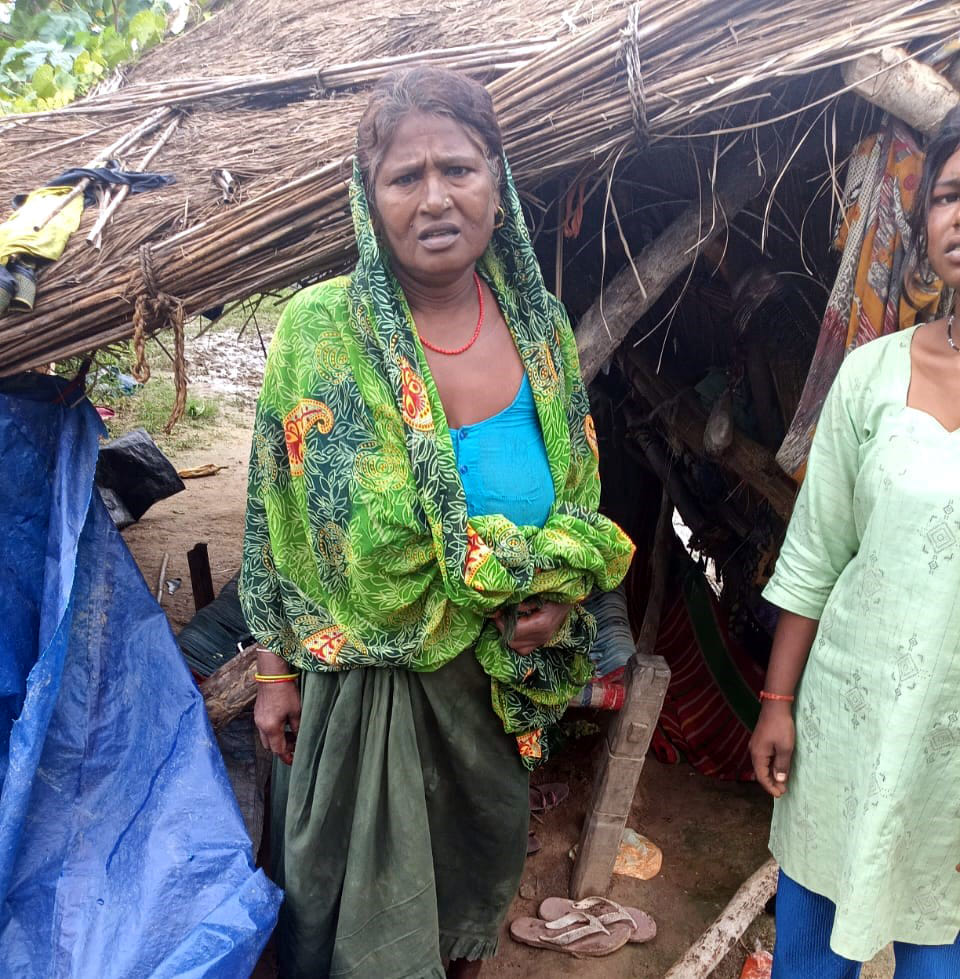 Hut destroyed in storm and rain; mother and daughter spent the night in fear.