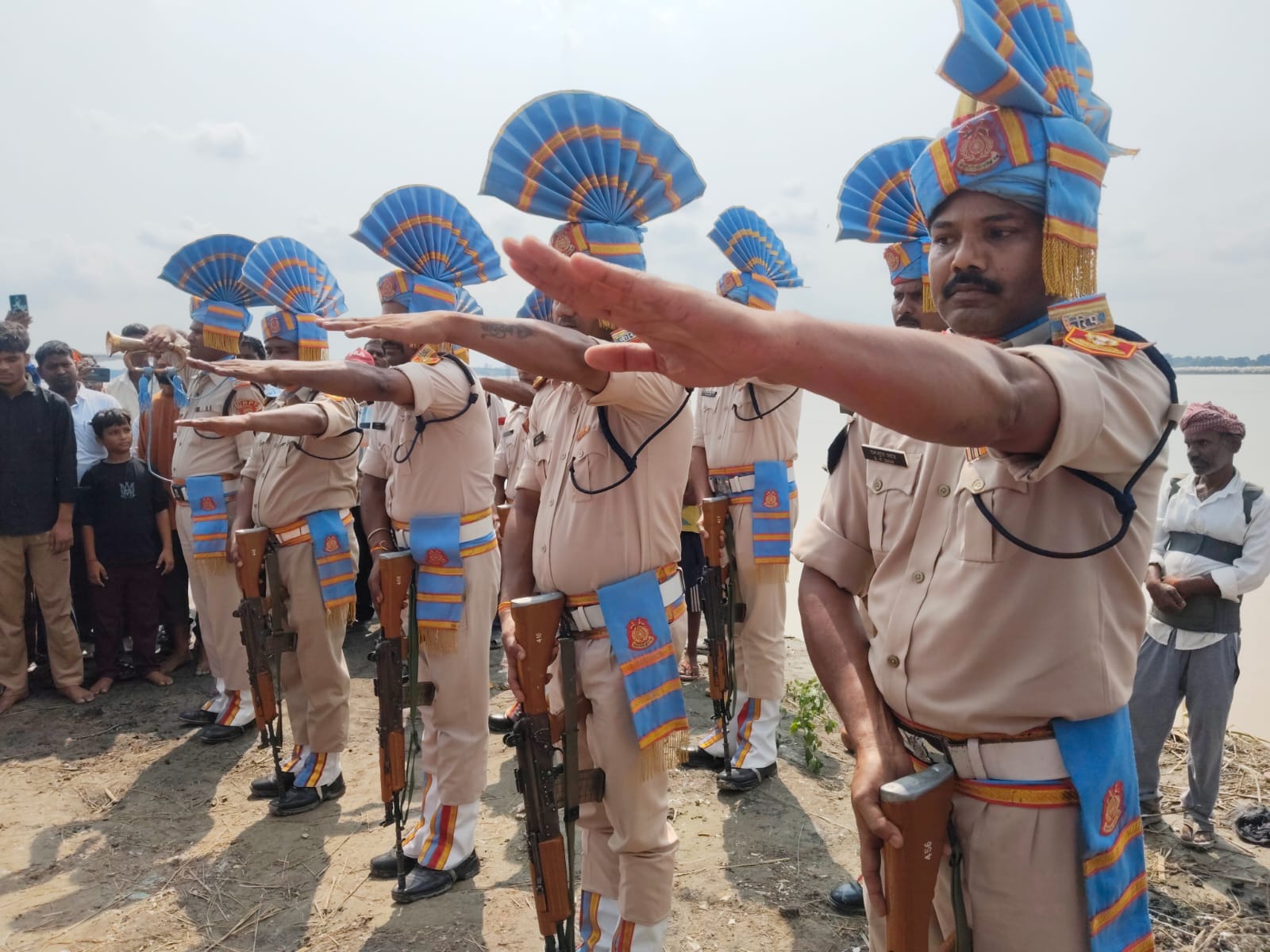 भागलपुर स्थित कालीचरण घाट पर सीआरपीएफ जवान यशवंत को गार्ड आफ आनर देते जवान