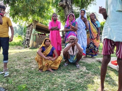 बहराइच में हालात की जानकारी देते ग्रामीण।