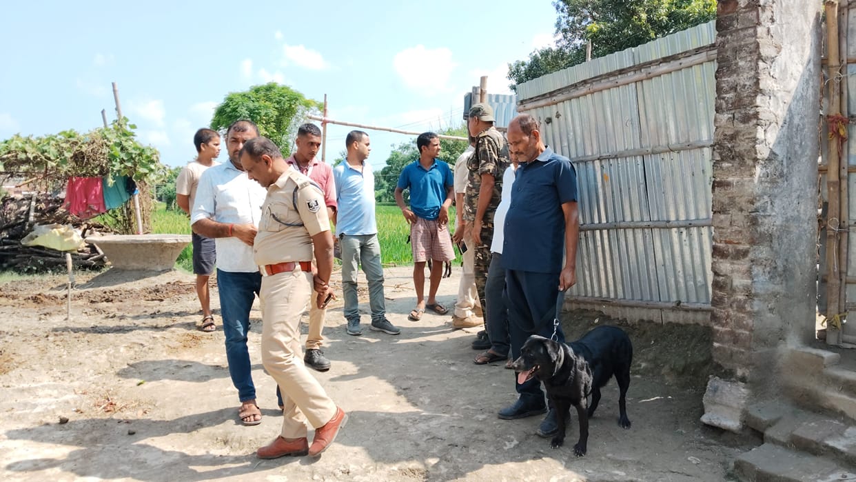 Muzaffarpur Bihar news :major theft at retired officer home intruders broke in ventilator and fled police