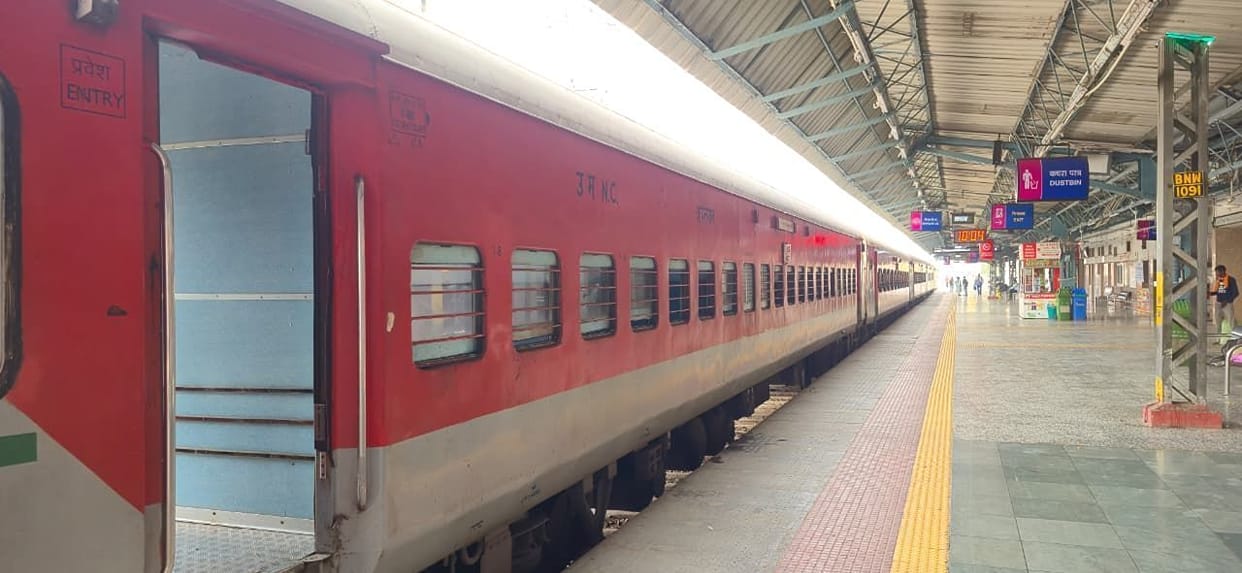 Delhi Express arrives in Bhiwani four hours late; passengers inconvenienced.