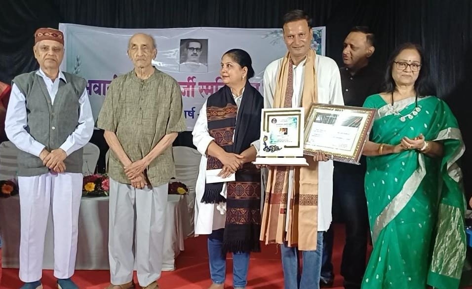 Theatre artist couple Mamata and Abhishek Pandit receive the Bhavani Shankar Smriti Samman.
