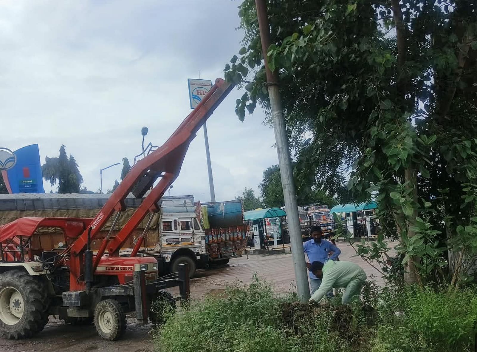 बिजली लाइन की मरम्मत करते ऊर्जा निगम के कर्मचारी। 