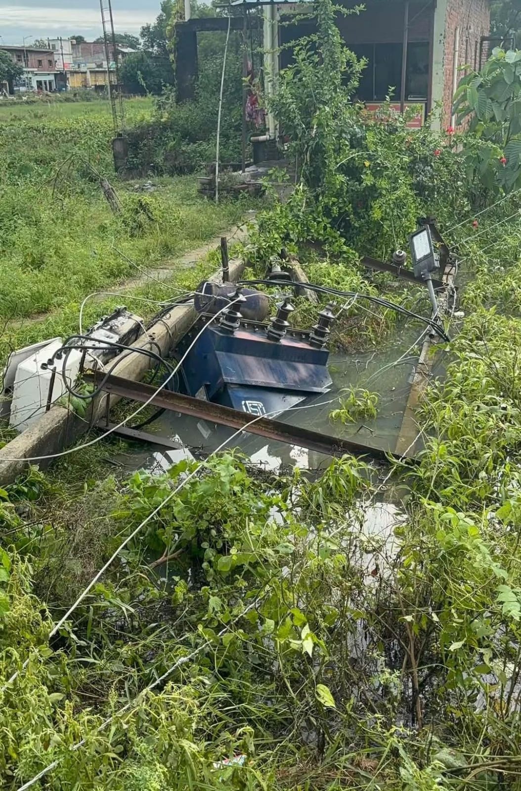 Power supply to 91 villages disrupted by storm and rain; 50 teams engaged in repair work.