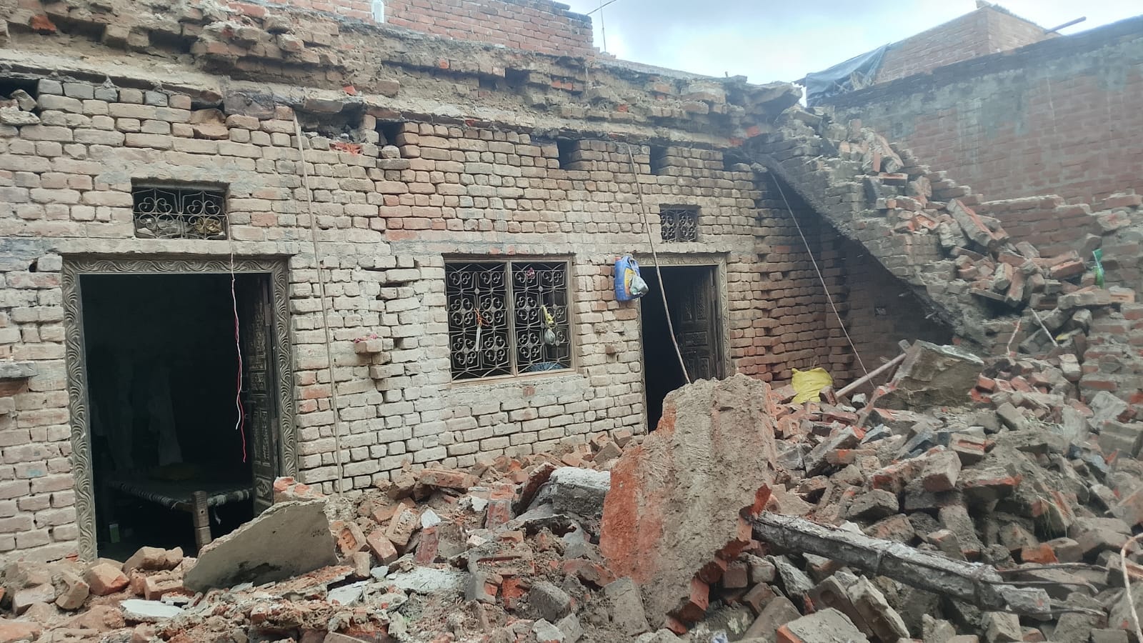 बारिश के बाद भरभरा गिरा मकान । संवाद