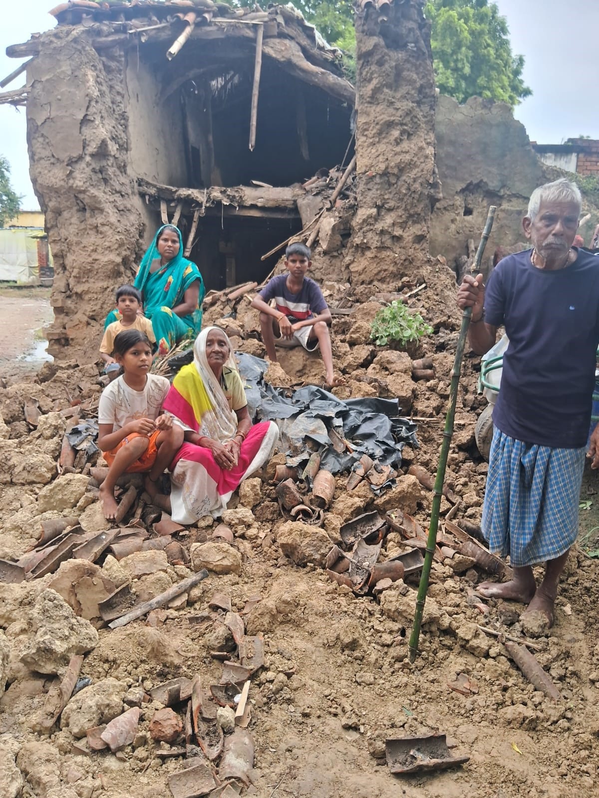 बारिश के दौरान चौरी के अमवां में गिरा कच्चा मकान । ंसंवाद