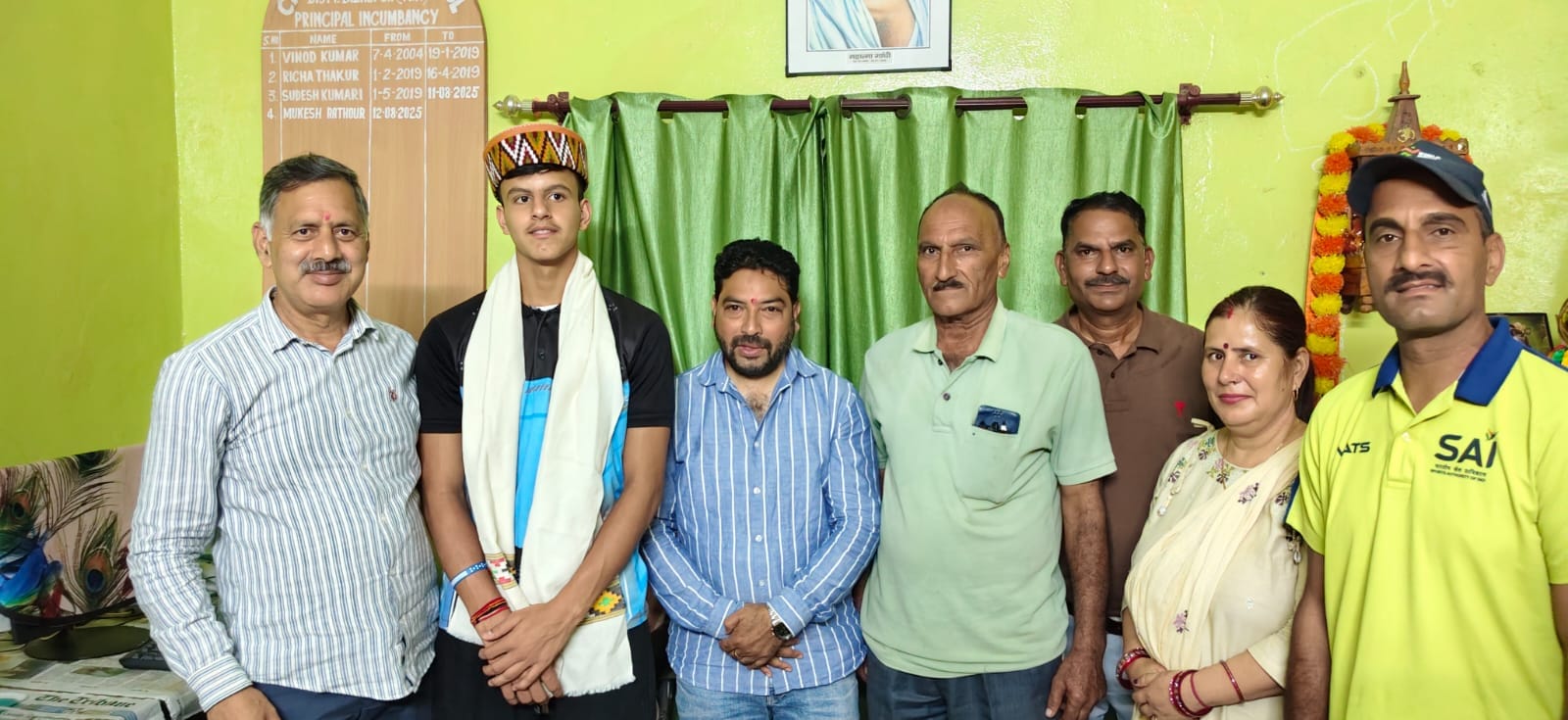 बरठीं में वॉलीबॉल खिलाड़ी शब्द गौतम को सम्मानित करते मंत्री राजेश धर्माणी। स्रोत: जागरूक पाठक