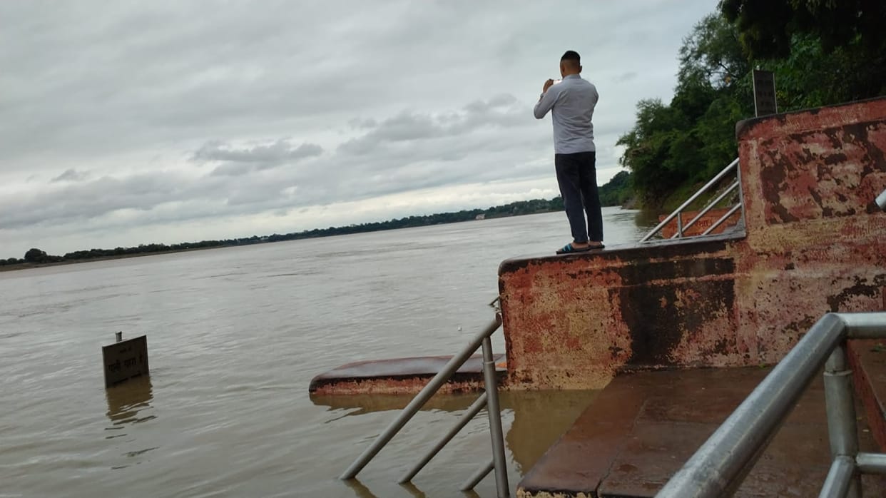 The water level of the Ganga rose by 64 centimeters in 24 hours.