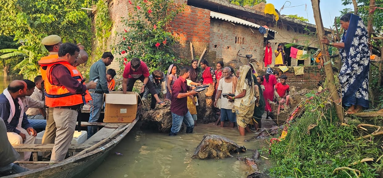 Siddharthnagar News: Distribution of medicines and lunch packets to flood-affected people