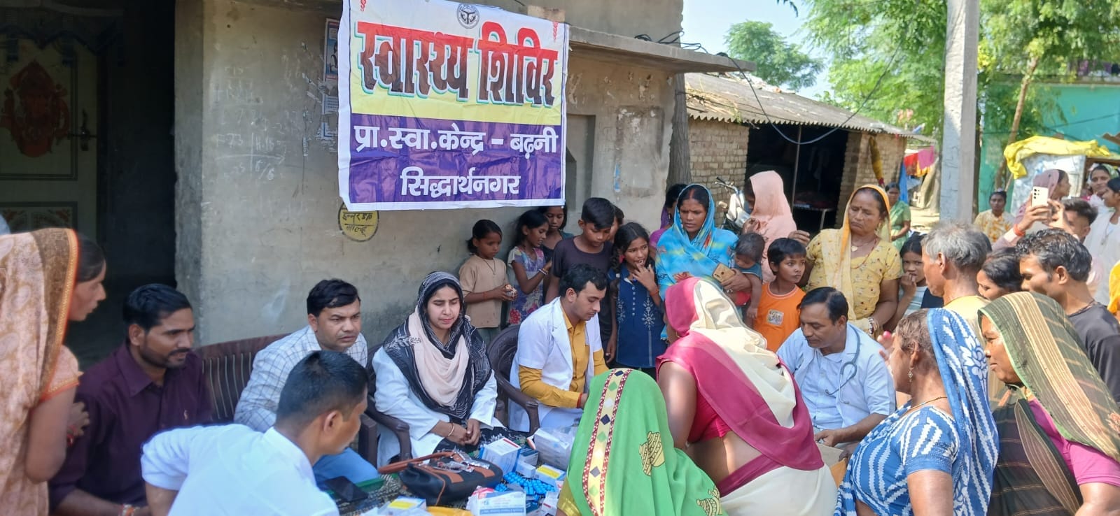 बाढ़ प्रभावित गांव खैरी शीतल प्रसाद के नकोलडीह में स्वास्थ्य शिविर का आयोजन किया गया। संवाद