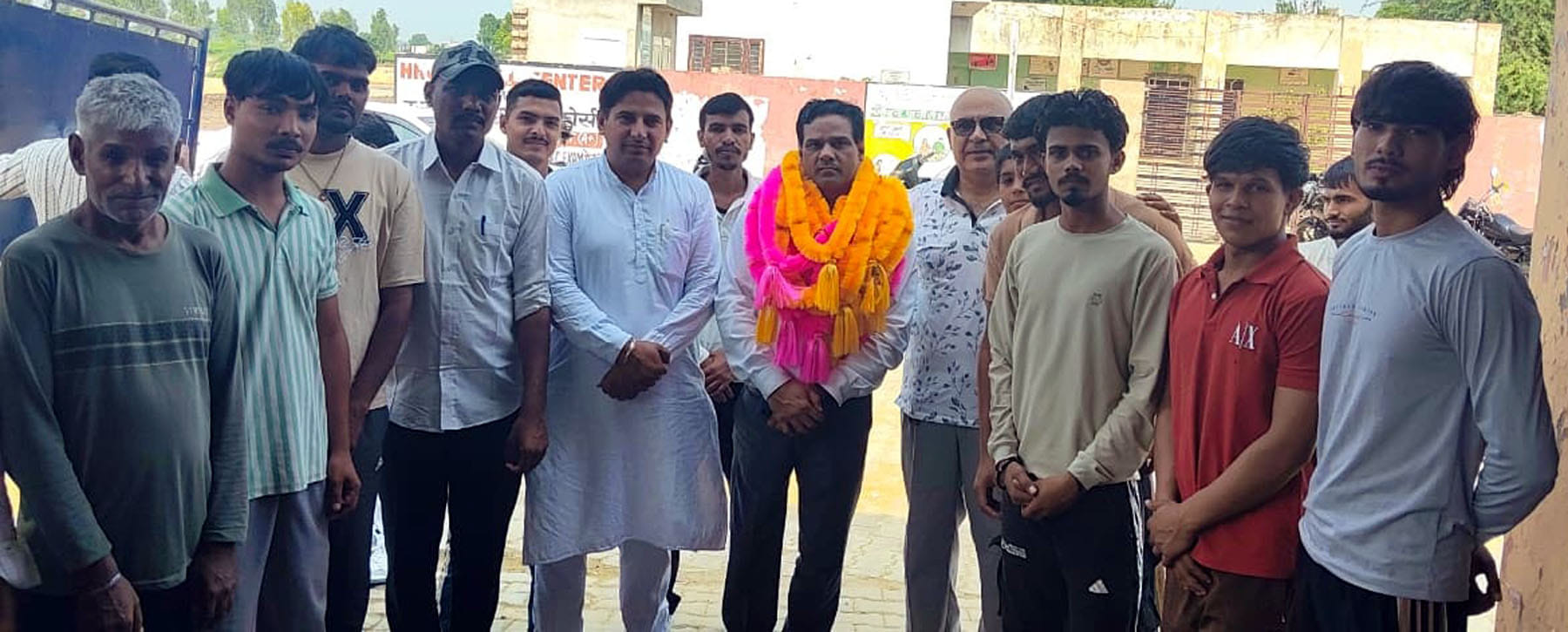 बढ़सीकरी कलां में हांसी के तहसीलदार डॉ. अनिल बिढ़ाण का स्वागत करते आयोजक। विज्ञप्ति