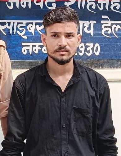 चौक कोतवाली पुलिस की गिरफ्त में आरोपी सागर राठौर। स्रोत: पुलिस