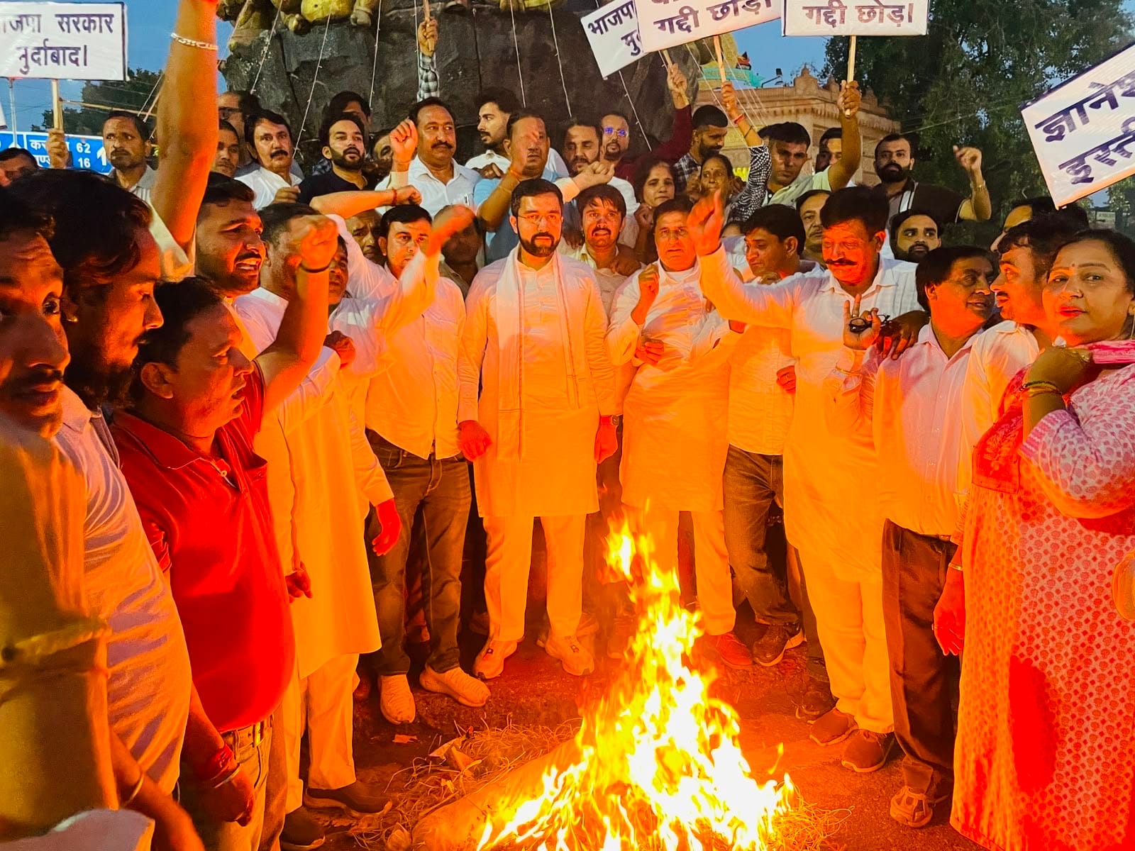 चुनाव आयुक्त का पुतला दहन करते कांग्रेसी। प्रवक्ता