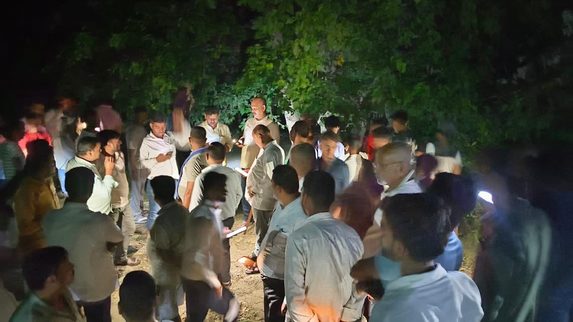 छितौनी पुलिस से 200 मीटर पूरब की ओर रिसाव के सूचना पर पहुंचे नगर के लोग।संवाद