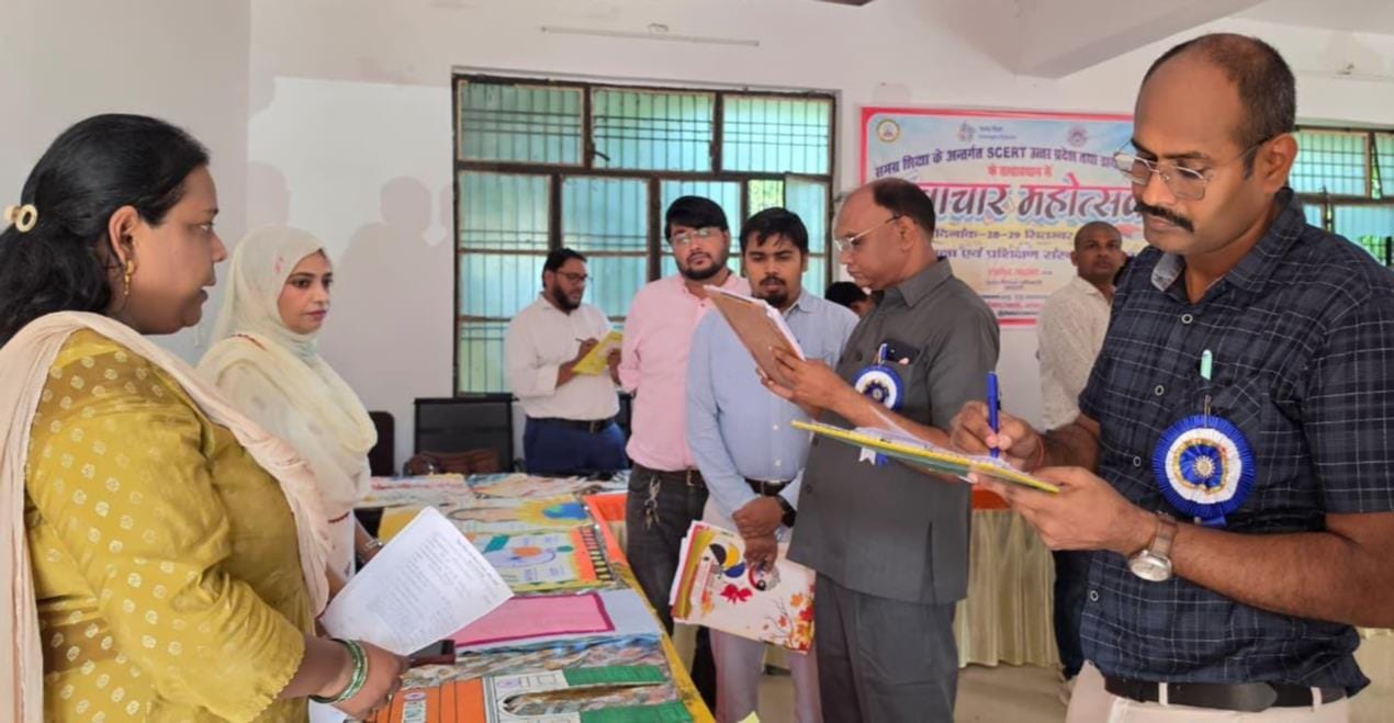 डायट में आयोजित नवाचार महोत्सव में स्टॉल का निरीक्षण करते अधिकारी