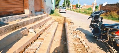 ढाणी सांचला रोड पर अधूरा नाला। स्रोत जागरूक पाठक