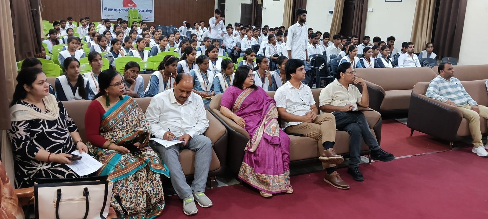 एलबीएस पीजी कॉलेज में विद्यार्थियों को जानकारी देतीं नीमिषा गोयल व मौजूद लोग। संवाद