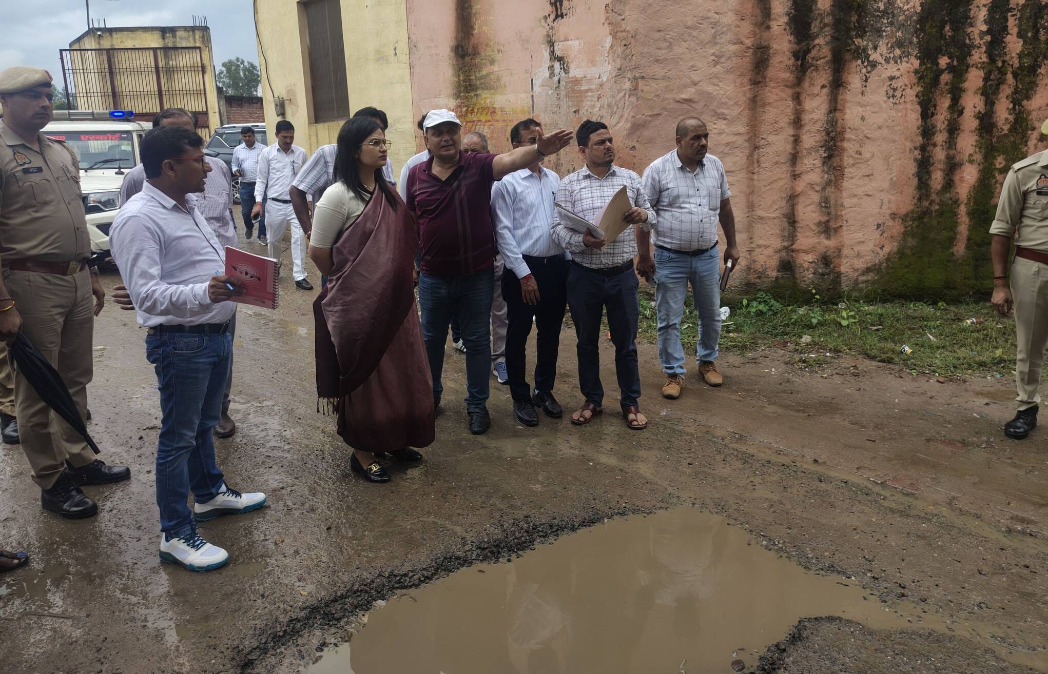 एलएन रोड पर निरीक्षण के दौरान डीएम को जानकारी देते पालिका ईओ। स्रोत: सूचना विभाग