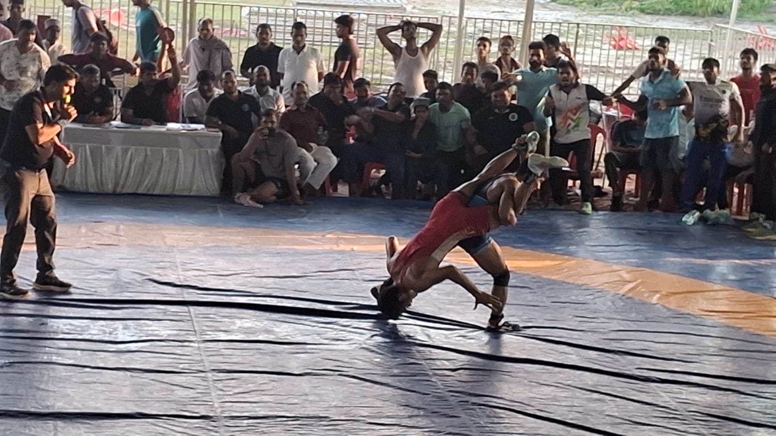 फ्रीस्टाइल एवं ग्रीको-रोमन कुश्ती प्रतियोगिता में दांवपेच का प्रदर्शन करते खिलाड़ी, 