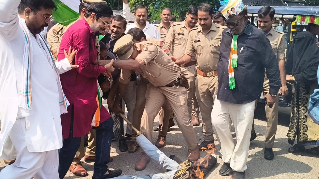 Scuffle between Congress workers and police during effigy burning