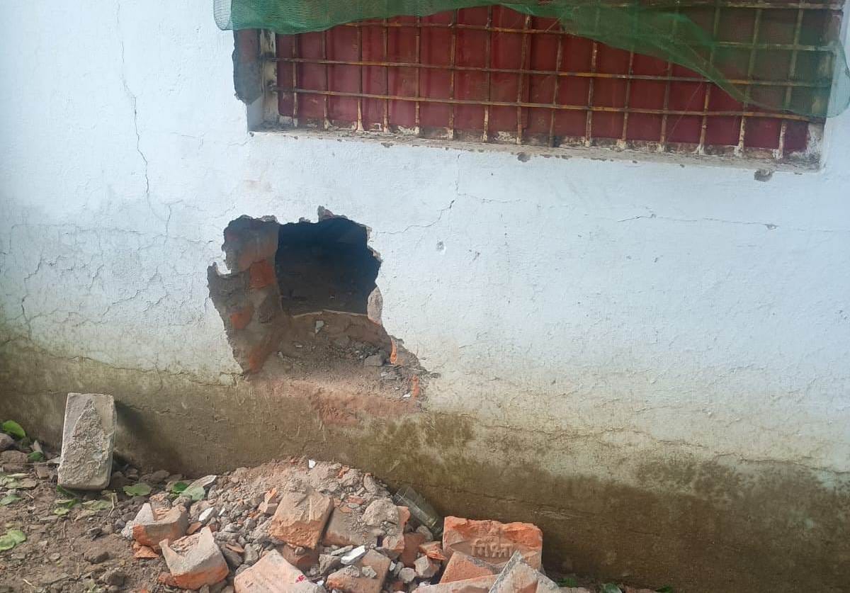 फोटो -24 पहाड़पुरा में स्कूल की इसी दीवार को तोड़कर घुसे चोर। स्रोत-ग्रामीण