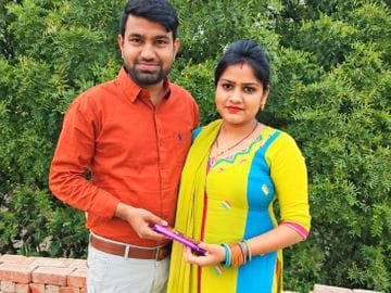 फोटो 27जेएनडी01-संतोष अपने पति शिवदत्त के साथ। स्रोत परिजन