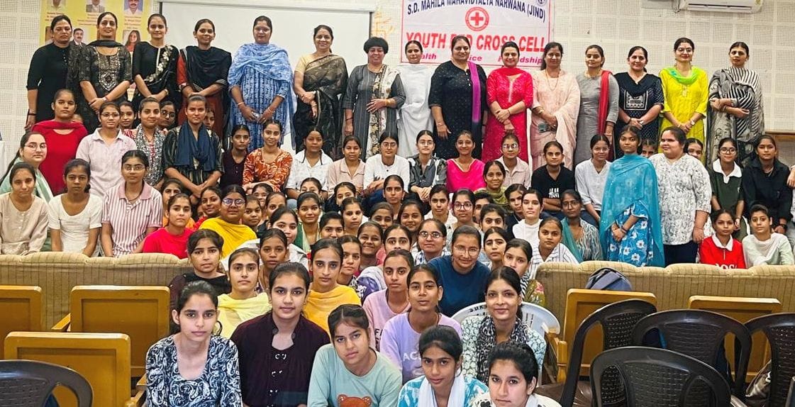 Female students and faculty members took a pledge against substance abuse.