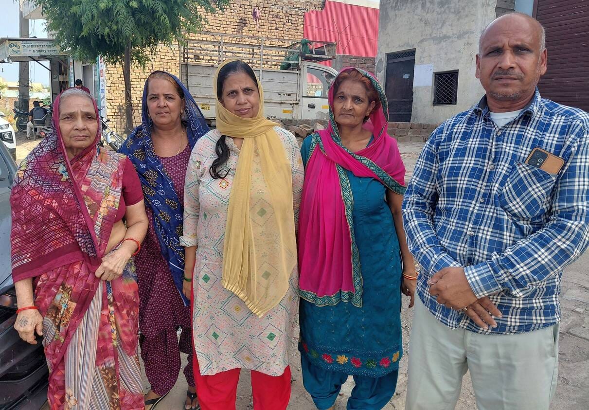 फोटो 27जेएनडी32-विधायक से मिलने के बाद वार्डवासी जानकारी देते हुए। स्रोत शहरवासी