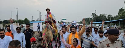 फोटो 28गोकलपुर रेस्ट एरिया के समीप ऊंट पर सवारी करती हुईं भाजपा प्रदेश अध्यक्ष डॉ. अर्चना ग