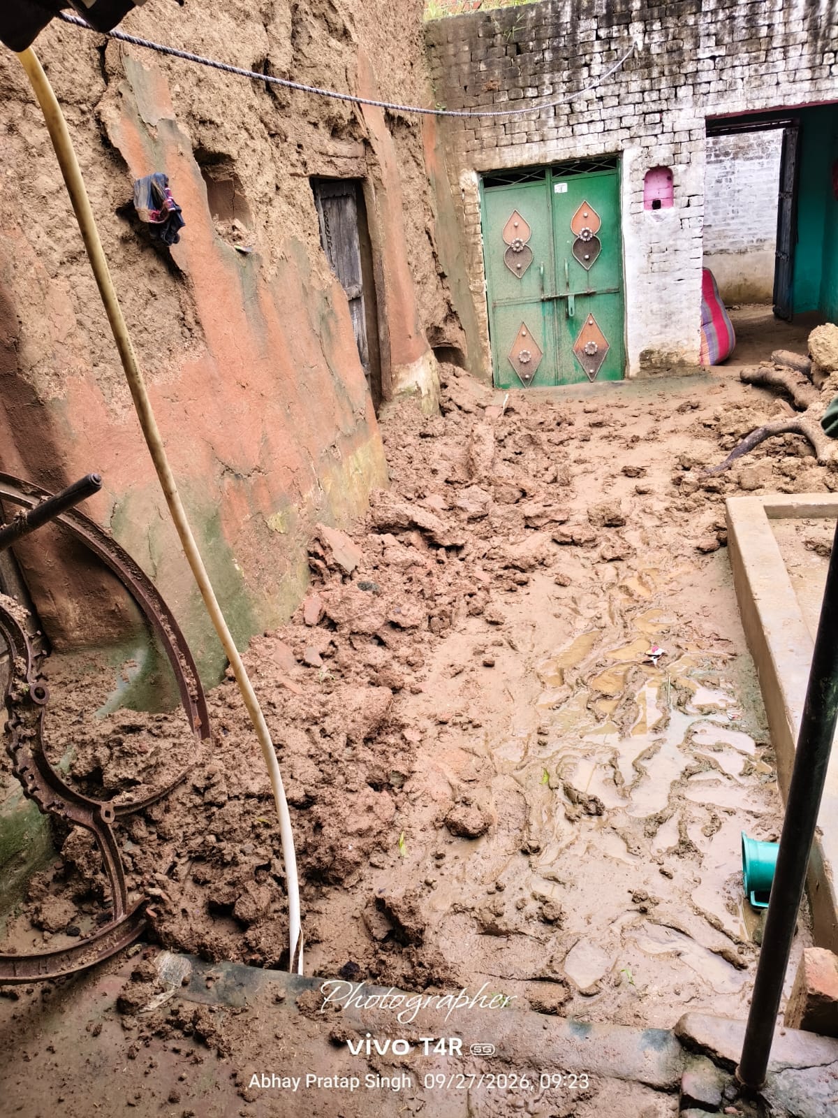 फोटो: 29 पिपरौली गड़िया में गिरा शिवकुमार का कच्चा मकान। स्रोत ग्रामीण