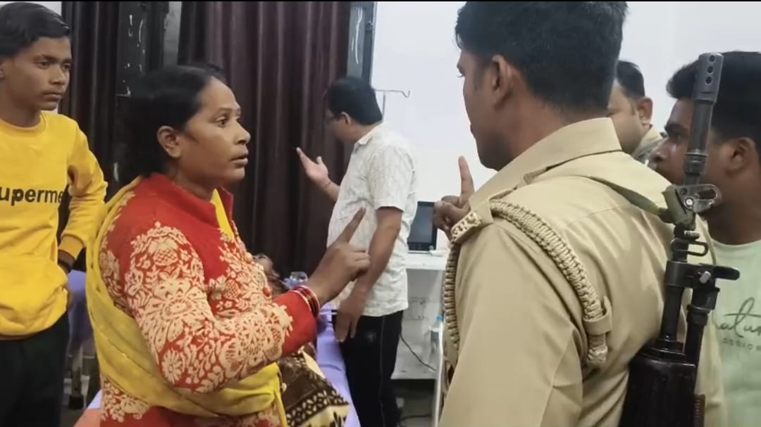 फोटो 38:: अस्पताल में पुलिस को जानकारी देतीं सीता देवी। स्रोत परिजन